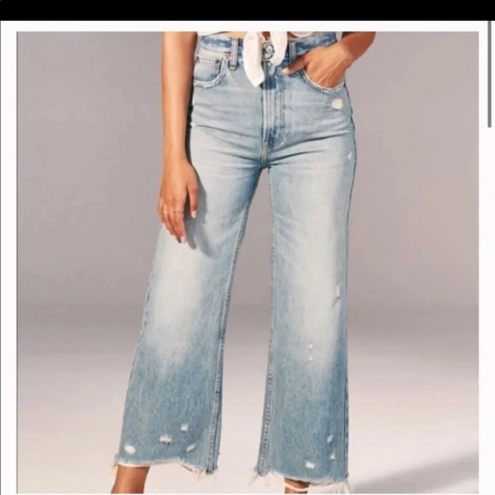 Abercrombie and Fitch Ultra High-Rise Cropped Wide Leg Jeans - Picture 1 of 5